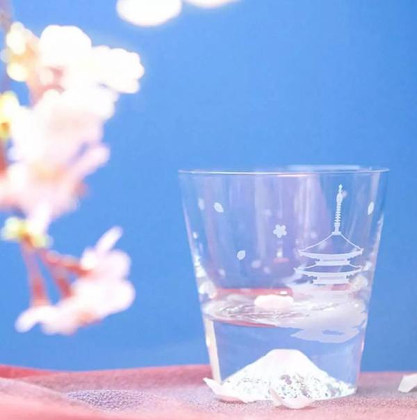 6款超華麗日本櫻花富士山杯登場！純手工製作 玻璃杯映射不同顏色富士山