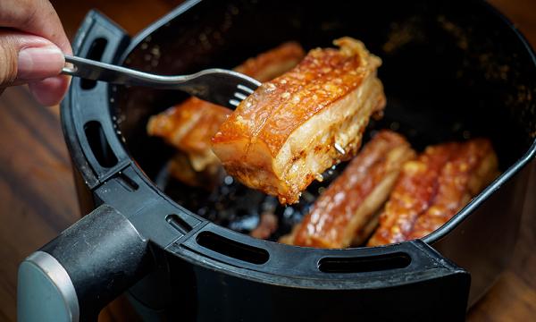 【新手廚房】氣炸鍋食譜推介：片皮鴨、排包都做到！