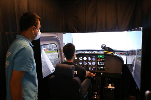 【附獨家優惠碼】香港模擬飛行駕駛體驗限時優惠75折！$165變身機師 駕駛艙控制飛機起飛/降落