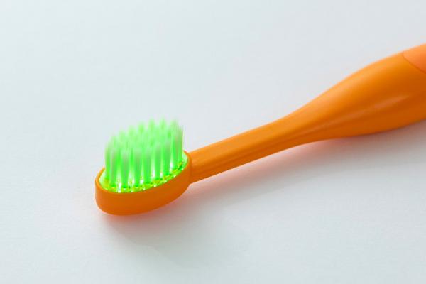 E:FLASH藍光LED美白潔齒牙刷套裝新登場！每日3分鐘7日現美白效果/預防蛀牙