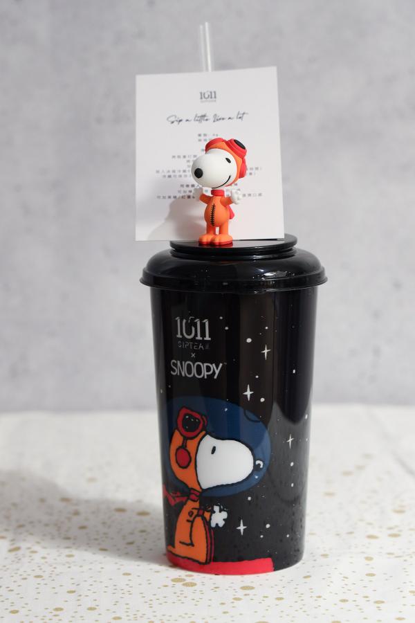 Snoopy名片架造型杯：購買任何一杯飲料+HKD168