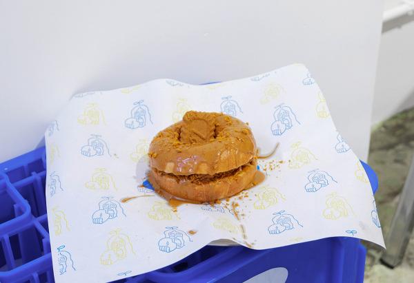 【上環美食】上環新開兩層高藍白純素Cafe 自家製Bagel/不可能肉漢堡/爆餡牛油果肉丸