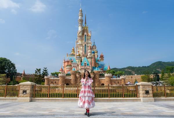 【迪士尼樂園】香港迪士尼樂園新城堡11月21日正式開幕！13個公主城塔亮相/入園可獲贈紀念品　