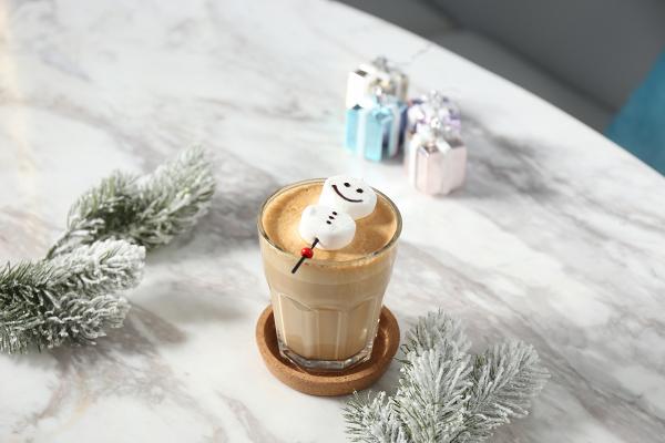【銅鑼灣美食】COSMOS Cafe推出聖誕限定甜品 烤紫薯拉絲棉花糖/薑餅人拿鐵/楓糖草莓千層班戟