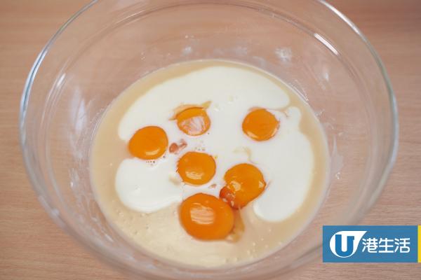 再加入蛋黃及牛奶攪拌