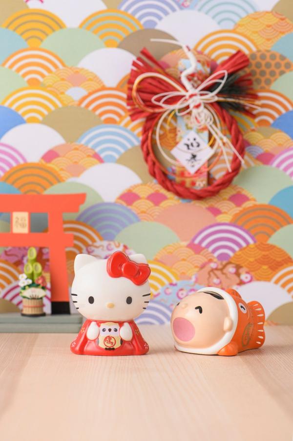 溫暖橙紅系開運小瓷罌：Hello Kitty穿上喜慶的紅色和服，而大口仔則穿上象徵吉祥的橙色鯉魚服飾，寓意「健康」及「長壽」，新一年祝願大家身體健康。 浪漫