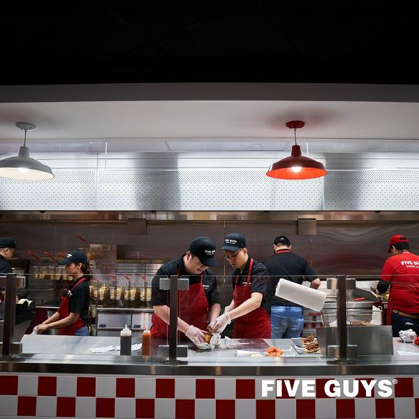 【觀塘美食】美國漢堡店Five Guys觀塘APM分店開幕！即叫即製漢堡+自選免費配料/招牌花生醬奶昔