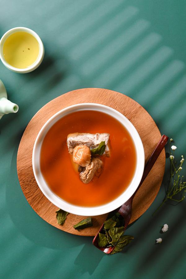 觀音梅子口蘑肉骨茶：以用鐵觀音和梅子燉肉骨茶，豬軟骨與口蘑菌盡收精華，軟腍入味。