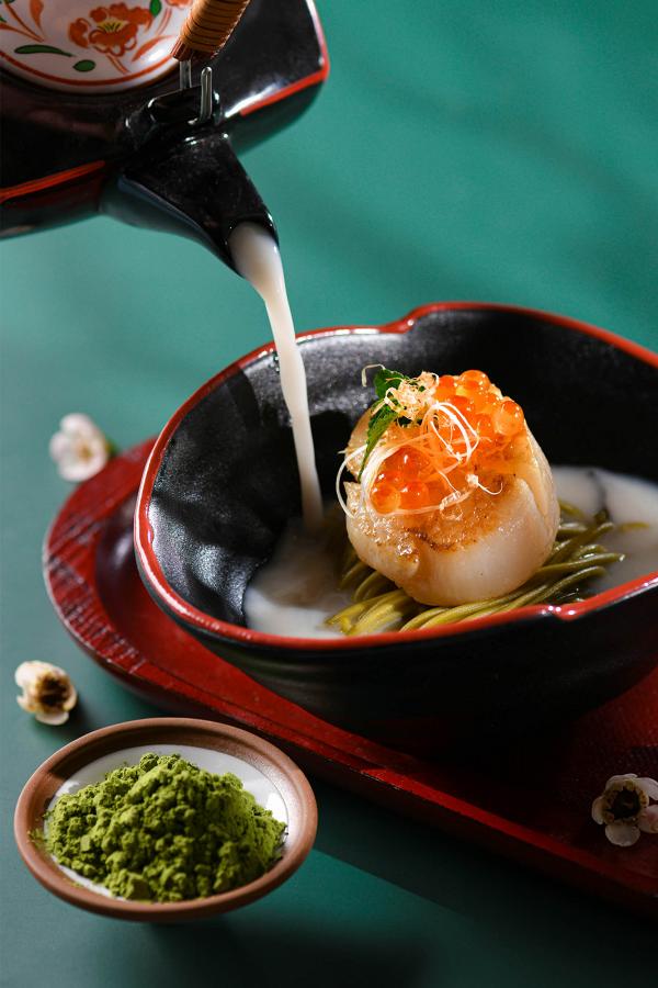 煎北海道帆立貝昆布鰹魚綠茶麵：綠茶麵配昆布鰹魚湯，加上原隻北海道帆立貝，別具風味。