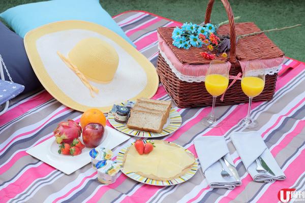 歐陸式野餐籃早餐有芝士、火腿、多士、水果和果汁。