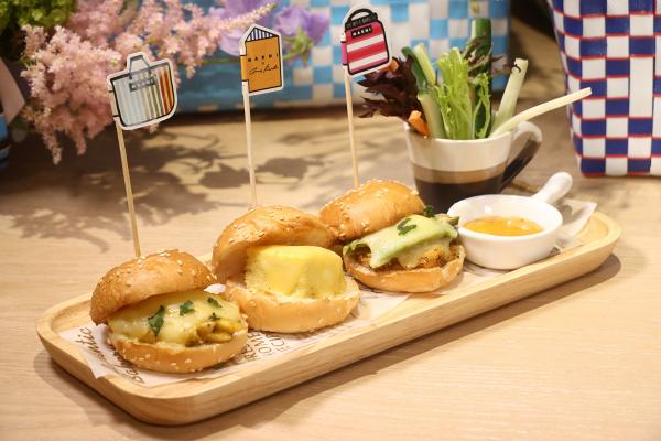 咸點有日式迷你漢堡配新鮮蔬菜連飲品，3 款漢堡口味包括厚燒玉子、日式咖啡雞、柚子蟹肉牛油果。$168