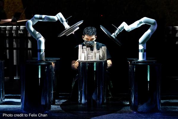Arts Tech舞台《仍…息在零地》梁基爵與機械臂對話