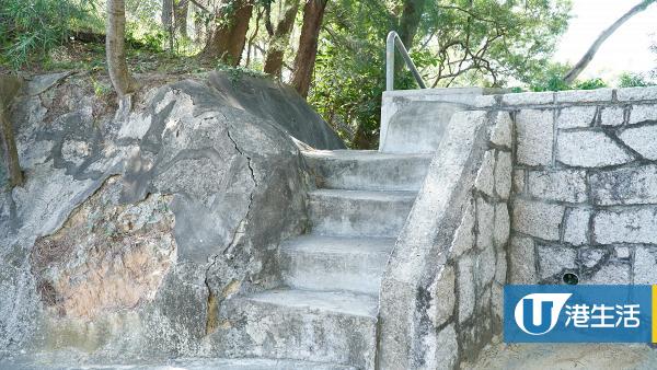 分岔口的右邊會有條小樓梯，行落去才可到達格仔山。