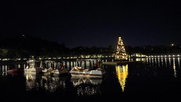 【聖誕好去處2021】大埔Lake House湖畔聖誕小鎮登場！10米高漂浮聖誕樹/飄雪冰屋/觀光船遊湖