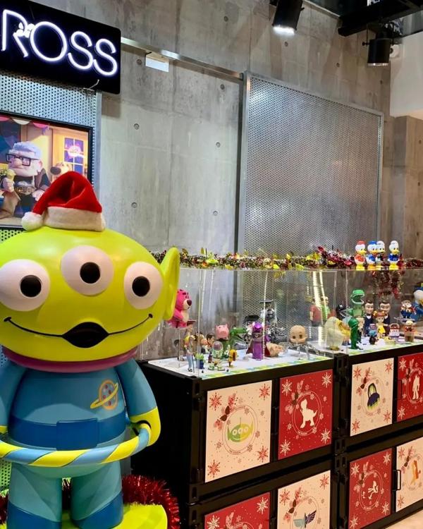 【聖誕好去處2021】Pixar玩具展覽登陸深水埗！聖誕造型三眼仔/反斗奇兵合唱團打卡位/限量商品