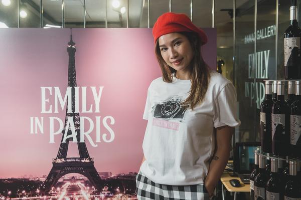 【銅鑼灣好去處】《Emily in Paris》展覽登陸銅鑼灣！呈現經典場面/巴黎取景打卡/感受法式浪漫