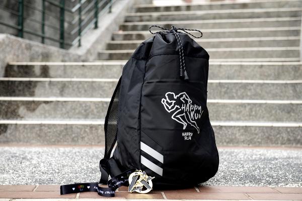 古天樂自家設計獎牌和應援紀念品背包