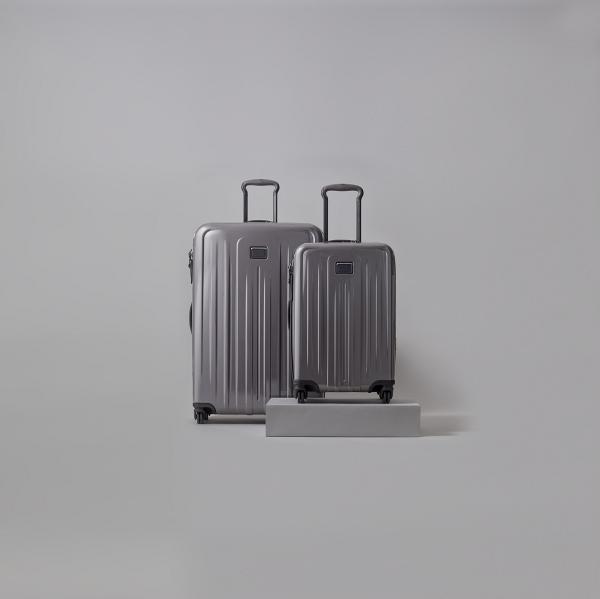 TUMI V4 四輪20吋手提及29吋寄艙行李箱套裝 原價$10,980 現售$5,490（5折）