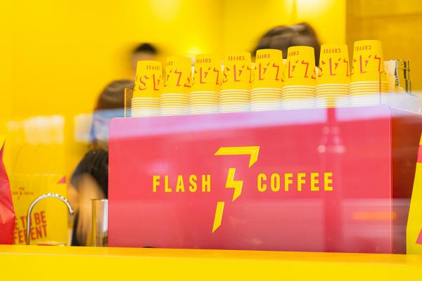 Flash Coffee登陸尖沙咀天星碼頭！3日限定買一送一/夏日椰椰/Essential系列