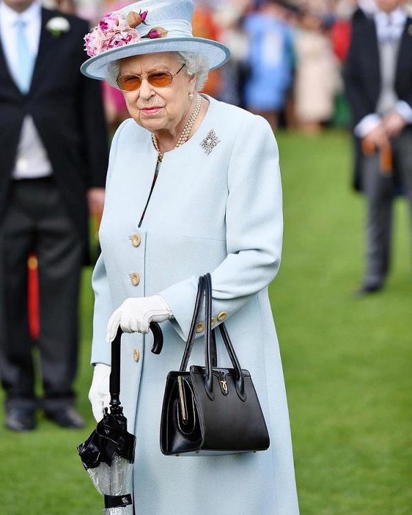 1984年女王出席活動也有用Launer London手袋。