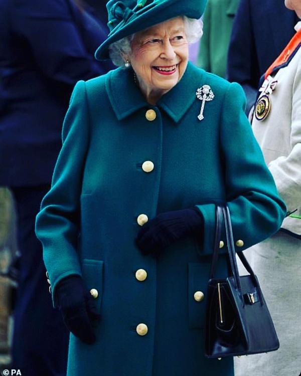 出席任何活動都會帶上Launer London手袋，該品牌深得英女王喜愛。