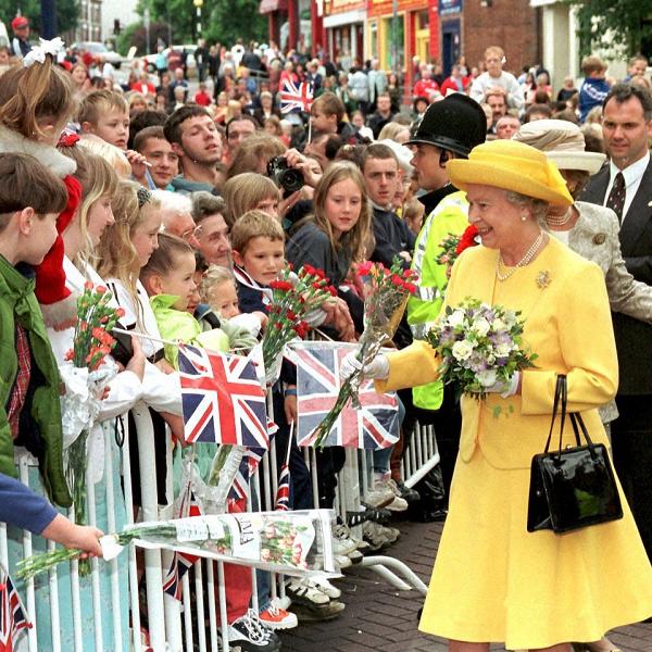 英女王逝世｜英女王54年只鍾情一個手袋品牌 買入超過200個袋從未換過其他牌子