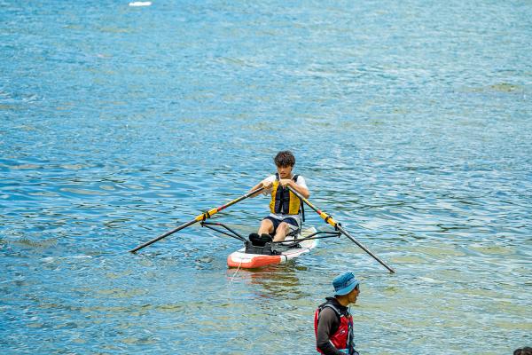 灣仔好去處｜灣仔海濱免費水上活動日！巨型水池體驗獨⽊⾈、直⽴板、平板賽艇