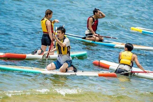 灣仔好去處｜灣仔海濱免費水上活動日！巨型水池體驗獨⽊⾈、直⽴板、平板賽艇