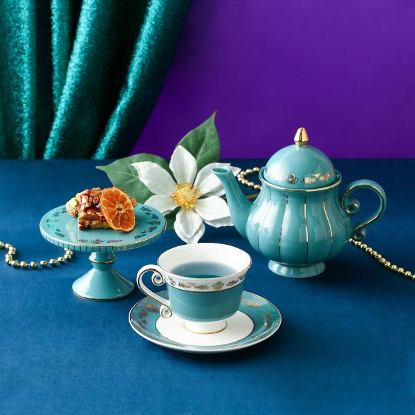 茉莉系列茶杯碟組合 Jasmine Cup & Saucer $300、茉莉系列茶壺 Jasmine Teapot $400、茉莉系列蛋糕架 Jasmine Stand $180 ©Disney