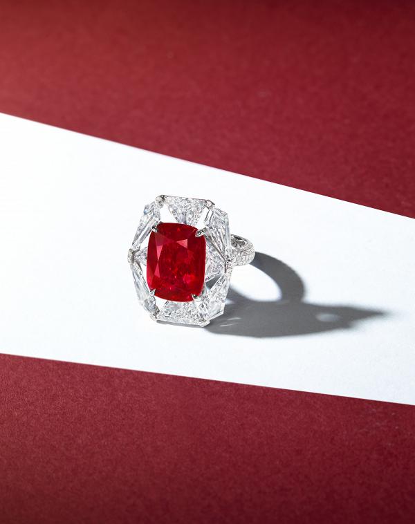 12.64 克拉緬甸天然紅寶石及鑽石戒指 BOGHOSSIA N設計 估價：港元 22,000,000 – 35,000,000