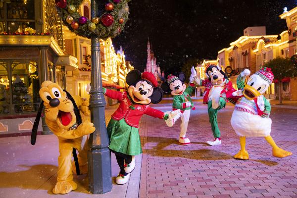 迪士尼全新「迪士尼音樂 Live！」聖誕音樂盛會登場！城堡下演奏迪士尼、彼思經典樂章/迎接聖誕