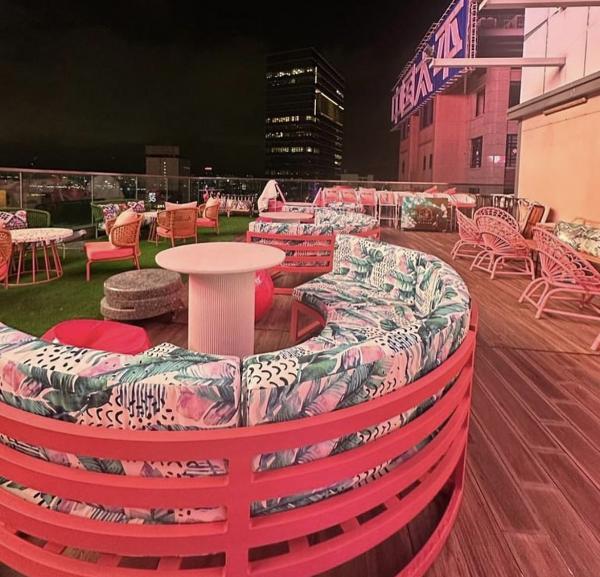 銅鑼灣好去處｜銅鑼灣新開2層高夢幻打卡餐廳 藍白熱氣球位/粉紅空中花園