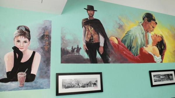 牆上的壁畫是由兩位專畫邵氏年代電影海報的老師傅繪製。