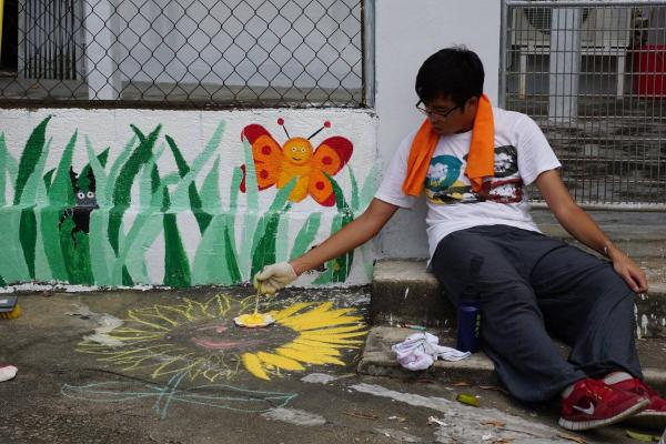 志願者正在繪畫花兒。(圖片來源:FB@voltrahk)