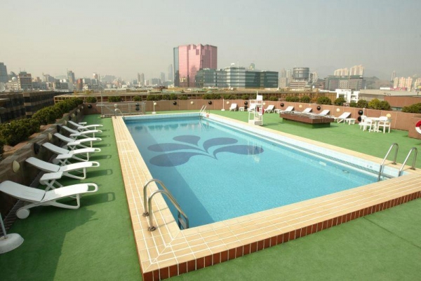 酒店泳池位處天台，景致開揚。