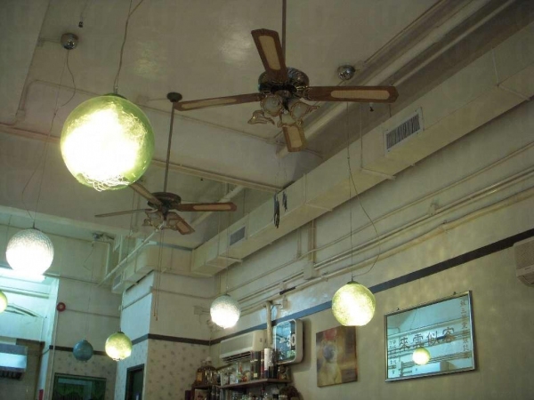 店內的吊燈和吊扇外形典雅，古色古香。