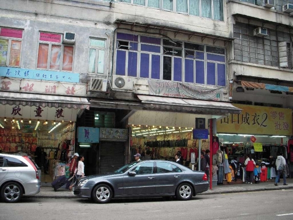 獅子石道的店舖主要批發性售賣成衣。