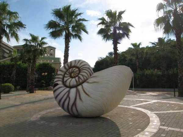 公園正門有一個會噴出水氣的巨型鸚鵡螺殼，十分有趣。