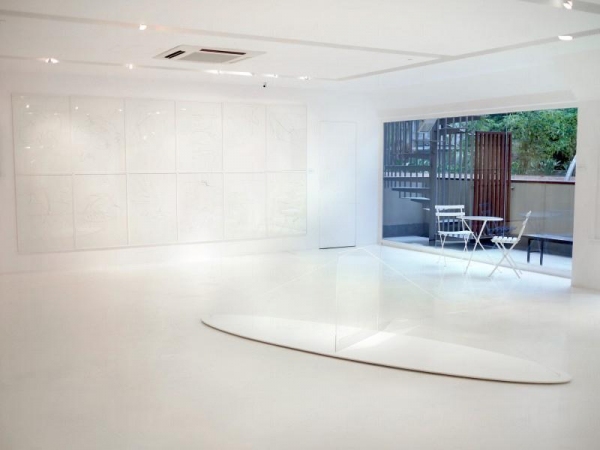 純白色的展廳符合 agnès b. 一貫作風。
