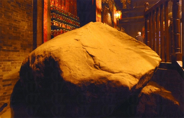 廟內擺放的巨石。