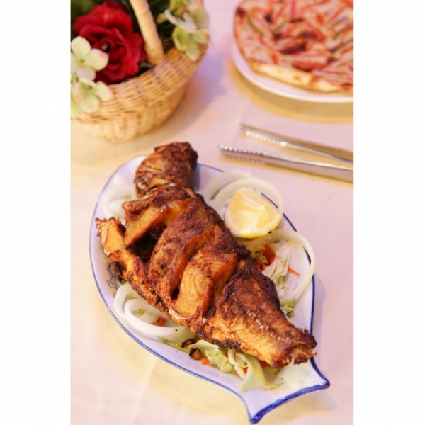 沙查亨餐廳招牌菜香燒魚脆肉鬆化。