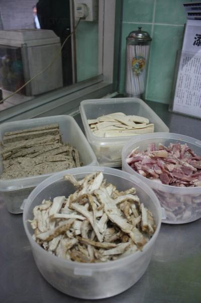 法包入的四種主要材料：法式嚼肉（左）、鹹豬手肉（右）、五香腩肉（前）以及越南扎肉（後）。