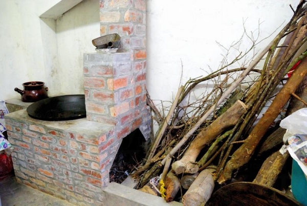 盈生農莊以傳統柴火方法煮菜。