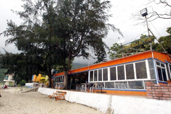 沙灘開設了多間異國風情的餐廳。
