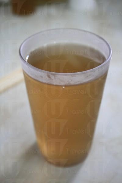 菊花茶有杯裝或枝裝。