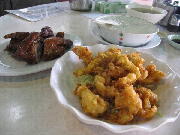 雞粥、乳鴿和椒鹽魷魚是錦記飯店的招牌菜。