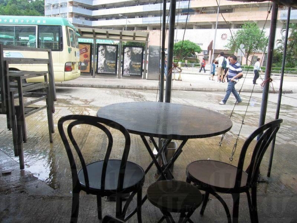 在晚市，餐桌更會多得擺至巴士站。