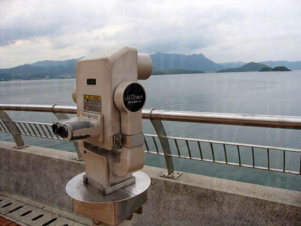 海濱長廊的望遠景鏡，方便觀賞對岸景色。