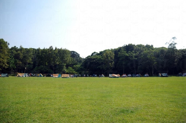 遊人可到民安隊登記在圓墩營的草原紮營。