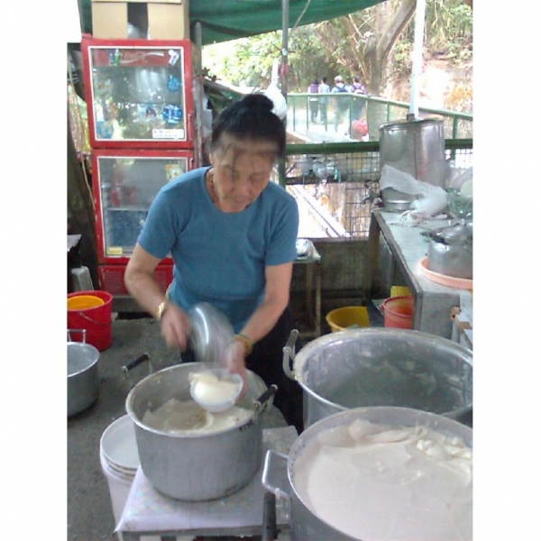 婆婆小心的將豆腐花裝進碗中，令碗中盛滿了心思。（相片來源：Clara Lee）